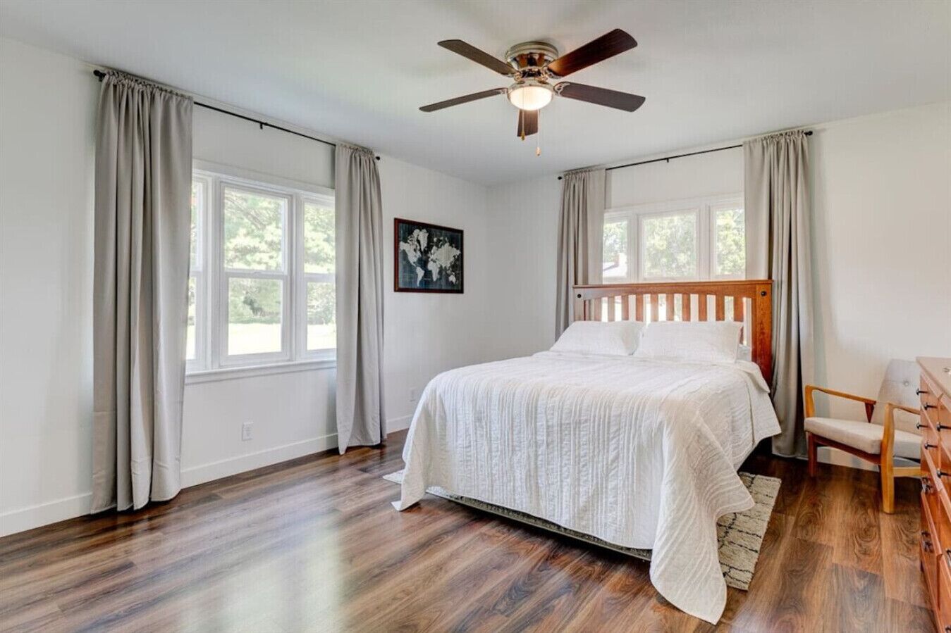 Een bureau, reisbedje, wifi, beddengoed