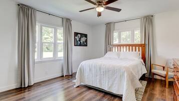 Een bureau, reisbedje, wifi, beddengoed