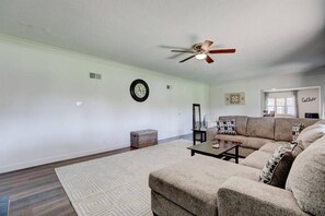 Fernseher, Tischtennisplatte