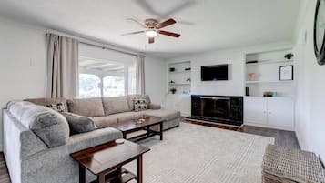 Een televisie en een tafeltennistafel