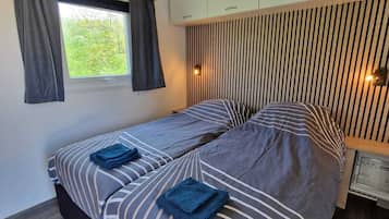 2 bedrooms, desk, travel cot, WiFi