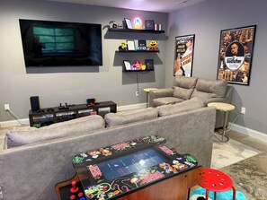 Smart-tv, eldstad och kontor