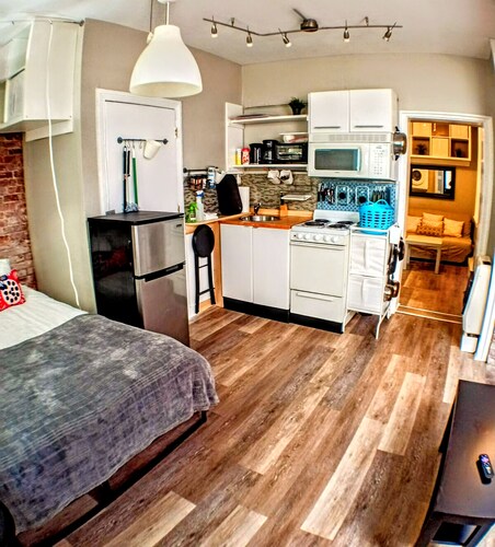 Charming Jawn in Fabulous Fishtown — W/D, AC, Private Patio & Fast WiFi