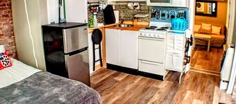 Charming Jawn in Fabulous Fishtown — W/D, AC, Private Patio & Fast WiFi