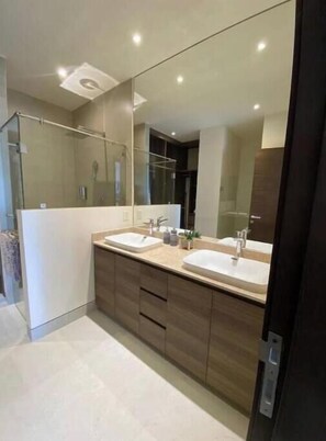Secadora de cabello, toallas, jabón, papel de baño