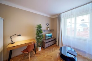 Apartment, 3 Bedrooms, Kitchen | 3 bedrooms, in-room safe, desk, laptop workspace
