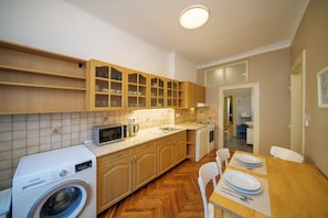 Appartement, 3 chambres, cuisine | Cuisine privée | Grand réfrigérateur, micro-ondes, four, plaque de cuisson