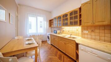 Apartment, 3 Bedrooms, Kitchen | Private kitchen | Full-sized fridge, microwave, oven, stovetop