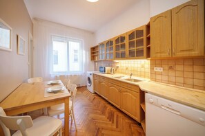 Apartment, 3 Bedrooms, Kitchen | Private kitchen | Full-size fridge, microwave, oven, stovetop