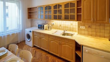 Apartment, 3 Bedrooms, Kitchen | Private kitchen | Full-sized fridge, microwave, oven, stovetop