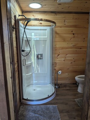 Douche, sèche-cheveux, serviettes fournies, savon