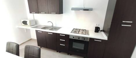 Geladeira, micro-ondas, fogão, cooktop