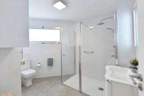 Dusche, Haartrockner, Handtücher