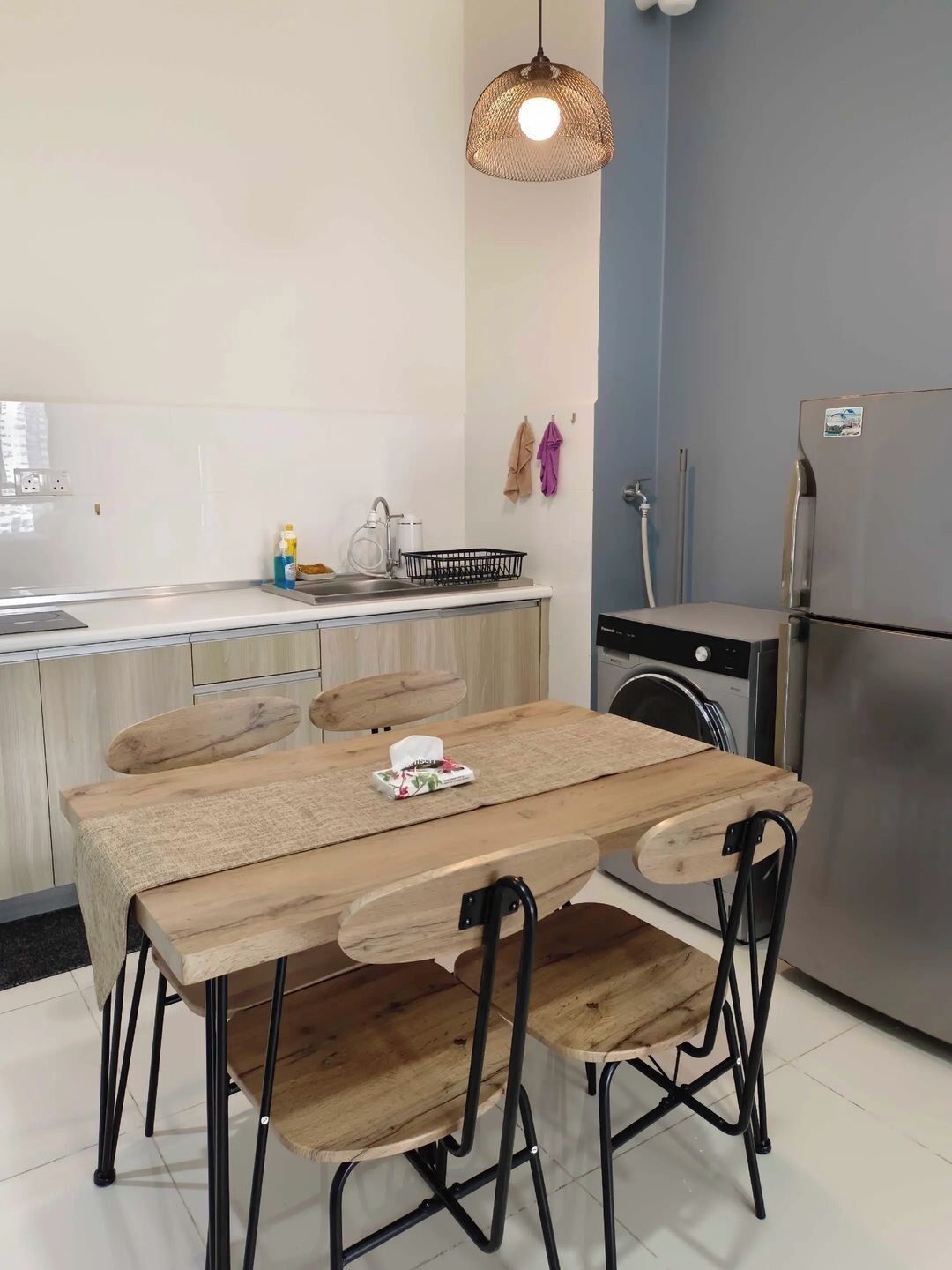Refrigerador, placa de cocina, utensilios de cocina, mesa de comedor