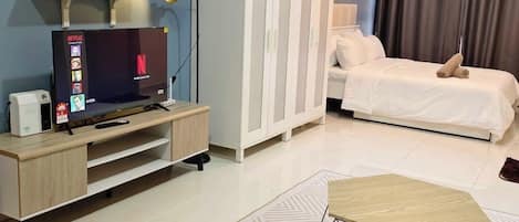 Estudio Confort | Escritorio, espacio para trabajar con laptop y wifi gratis