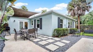 Outdoor dining - Downtown Las Olas Paradise + HOT TUB (Fort Lauderdale)