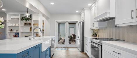 Jääkaappi, mikroaaltouuni, uuni, liesi