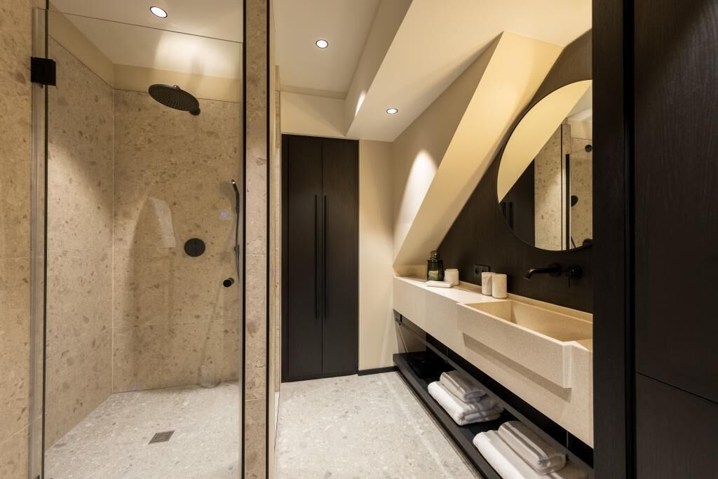 Een douche, een haardroger, handdoeken