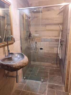 Shower, bidet, towels, toilet paper - KlippitzStar Plus panoramic view, sauna, parking, WLAN and much more  (Bad Sankt Leonhard im Lavanttal)