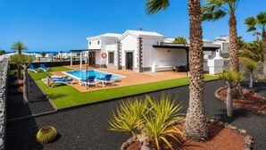 A modern villa with a swimming pool, palm trees, and a clear view of the sea. - Villa Dragos - Three Bedroom Villa, Sleeps 6 (Montaña Roja)