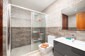 Ducha, secador de pelo, toallas