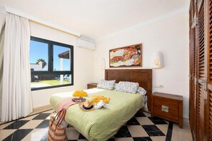 3 slaapkamers, een strijkplank/strijkijzer, wifi, beddengoed