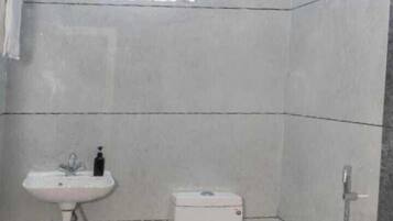 Deluxe Double Room | Bathroom | Shower, free toiletries, towels, soap