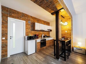 Studio, 1 Queen Bed, Non Smoking, Patio | Private kitchen