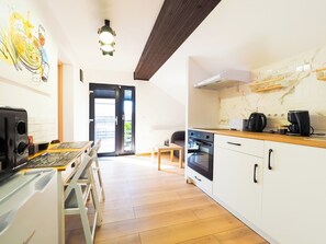 Apartament familiar, 1 llit de matrimoni i sofà llit, no fumadors, balcó | Cuina privada | Bullidora elèctrica i torradora