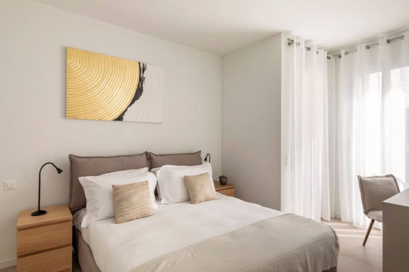 1 chambre, bureau, fer et planche à repasser, lit parapluie