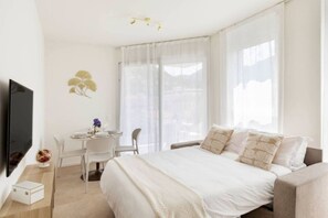 1 bedroom, desk, iron/ironing board, travel cot - Elegant new Apt with AC, private balcony & garage (Viganello)