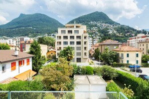 Property grounds - Elegant new Apt with AC, private balcony & garage (Viganello)