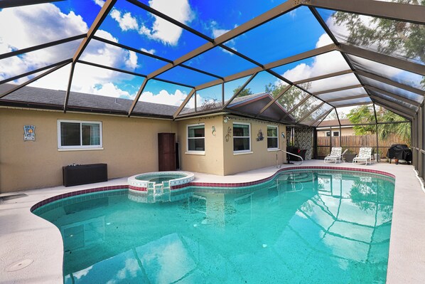 Pool - New - 3 King Size Beds - Screened in Pool - Grill - 7 Minutes to Manasota Key! (Venice)