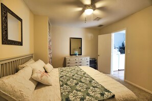 3 bedrooms, WiFi, bed sheets - New - 3 King Size Beds - Screened in Pool - Grill - 7 Minutes to Manasota Key! (Venice)