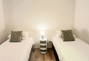 2 室のベッドルーム、デスク、アイロン / アイロン台、旅行用ベビーベッド