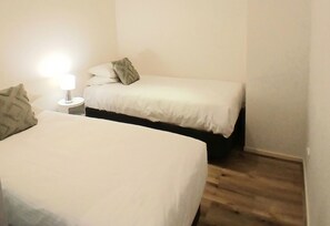 2 makuuhuonetta, työpöytä, silitysrauta/-lauta, vauvan matkasänky