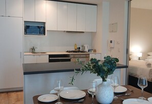 Køleskab, mikrobølgeovn, ovn, kogeplade