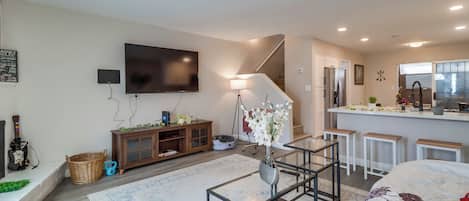 3 bedrooms, desk, iron/ironing board, free WiFi