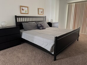 4 habitaciones, escritorio y tabla de planchar con plancha 
