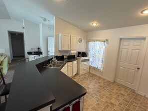 冷蔵庫、電子レンジ、オーブン、コンロ