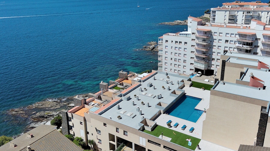 Apartment in Roses Near Rock Beach