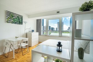 Escritorio, wifi gratis y ropa de cama