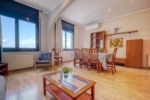 Apartment | Living room - Beachfront Apartment With Terrace Views (Roses)