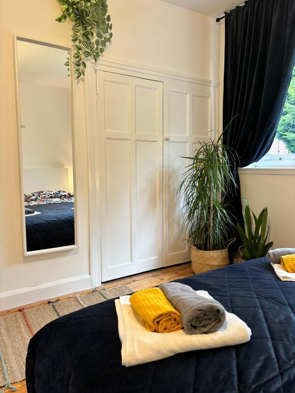 3 habitaciones, tabla de planchar con plancha, wifi y ropa de cama 