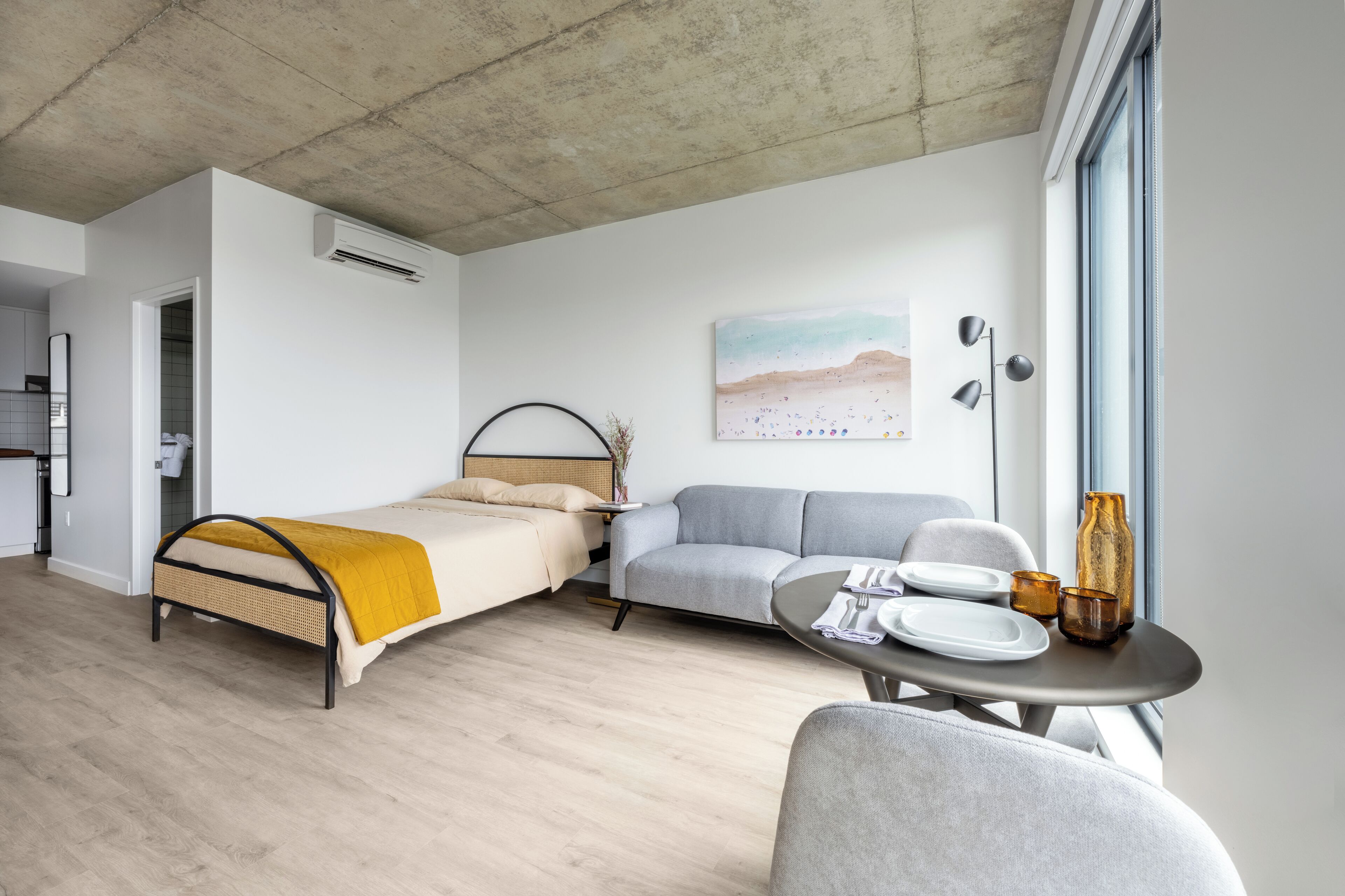 Skrivebord, wi-fi (inkludert) og sengetøy