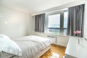 1 bedroom, desk, free WiFi, bed sheets - Dorchester Luxe One-Bedroom (Montreal)