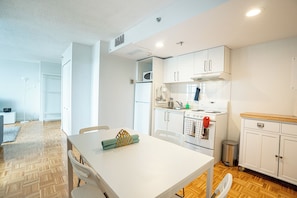 Refrigerador, microondas, placa de cocina, tostadora