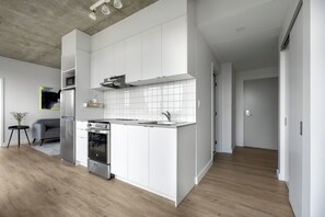 Kühlschrank, Mikrowelle, Herdplatte, Toaster