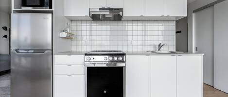 Refrigerador, microondas, parrilla de estufa y tostadora