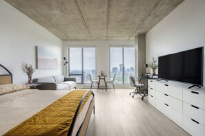 Escritorio, wifi gratis y ropa de cama